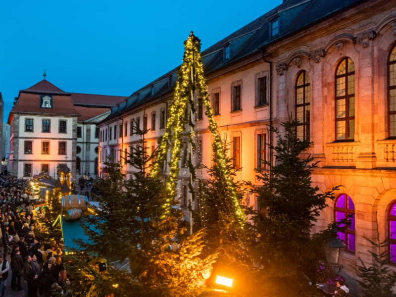 Weihnachtliches Treiben vor dem Vonderau Museum