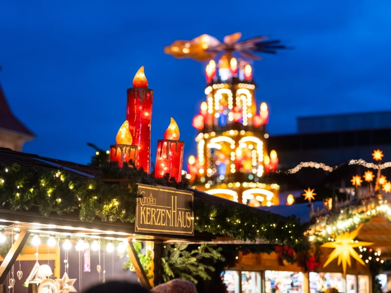 Blickfang auf dem Fuldaer Weihnachtsmarkt: die große Pyramide