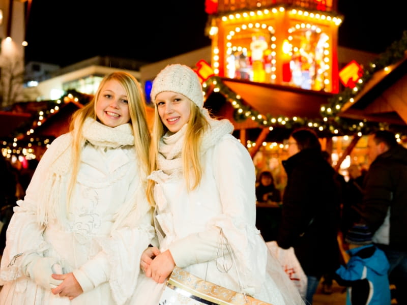 Weihnachtliches Treiben zwischen den Hütten auf dem Weihnachtsmarkt in Fulda